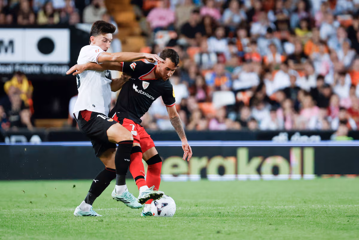 Javi Guerra impulsa al Valencia hacia el éxito en la liga de fútbol