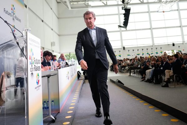 Feijóo califica la unión Sánchez-Colau como un signo de debilidad del PSOE