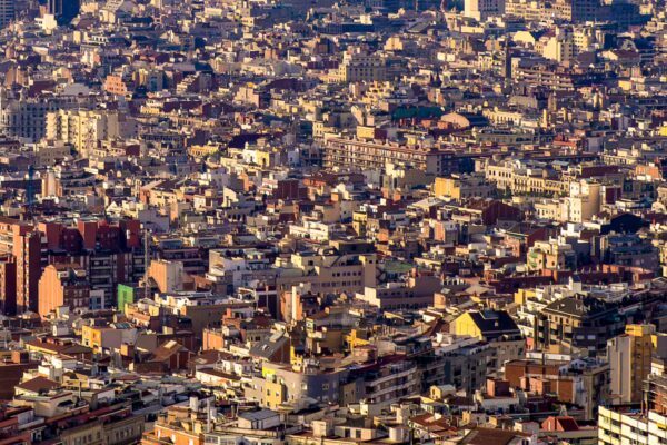 Voces destacadas de la cultura analizan el fracaso del pacto habitacional en las ciudades actuales