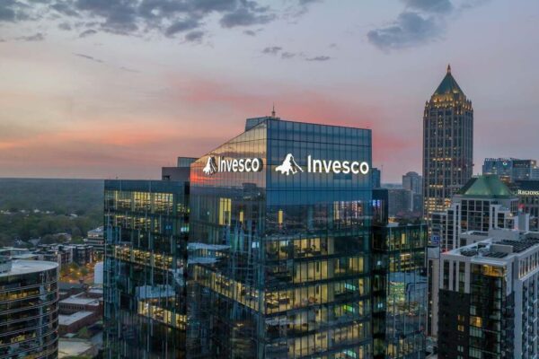 Invesco designa a David Kellet y Cristiano Stampa como nuevos líderes del negocio europeo tras la salida de Andy Rofe.