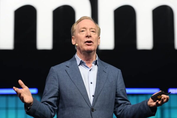 El CEO de Microsoft advierte sobre la inteligencia artificial: "Hay más controles de seguridad en una lavadora"