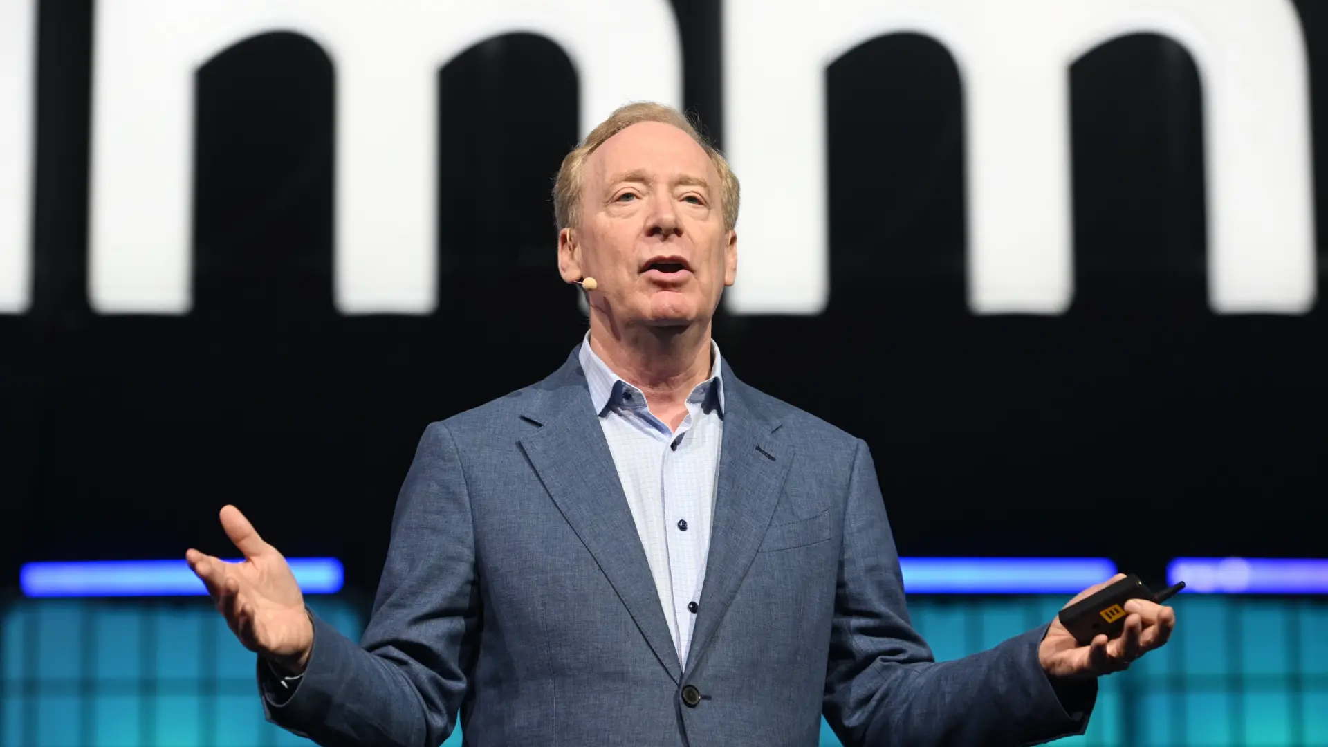El CEO de Microsoft advierte sobre la inteligencia artificial: "Hay más controles de seguridad en una lavadora"
