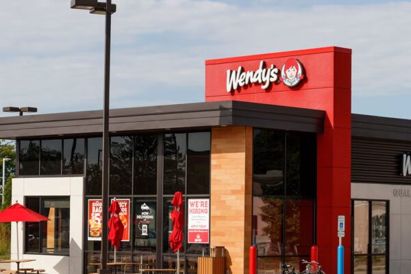 Actualización sobre cierres de tiendas de Wendy's: descubre la lista actualizada de locales en riesgo mientras el franquiciado enfrenta desafíos económicos.