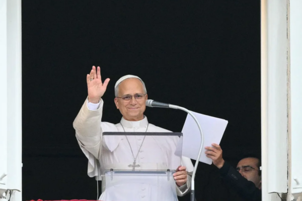 El Papa León XIV regresa para rezar el Ángelus tras su cirugía y anuncia un retorno paulatino a sus funciones.
