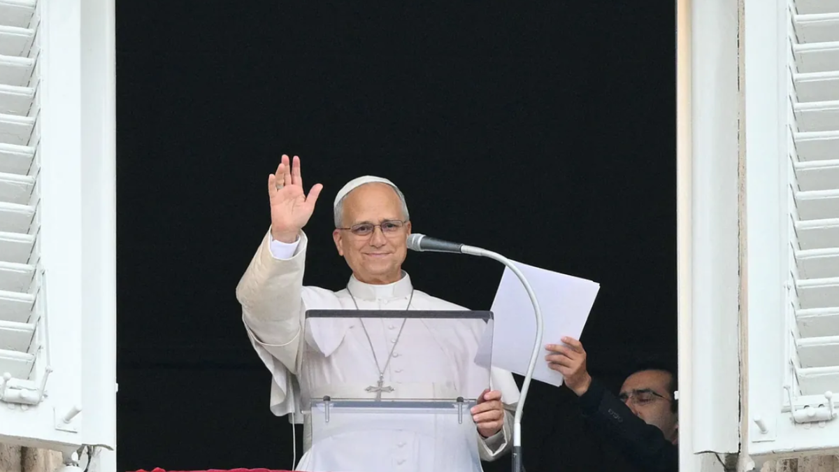 El Papa León XIV regresa para rezar el Ángelus tras su cirugía y anuncia un retorno paulatino a sus funciones.