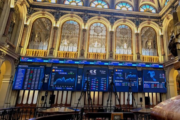 El Ibex inicia la semana con un tropiezo en los mercados financieros