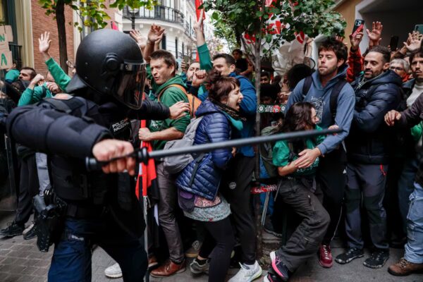 La policía interviene para despejar la entrada a un evento de Ayuso tras protestas de docentes en Madrid