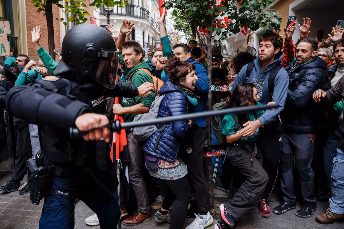 La policía interviene para despejar la entrada a un evento de Ayuso tras protestas de docentes en Madrid