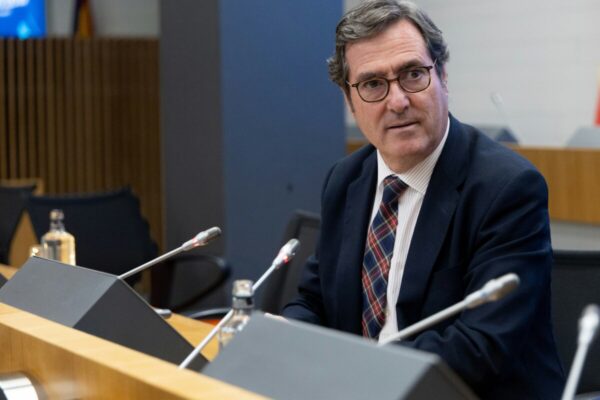 Garamendi desafía la legalidad de la huelga general al considerarla una estrategia electoral inapropiada.