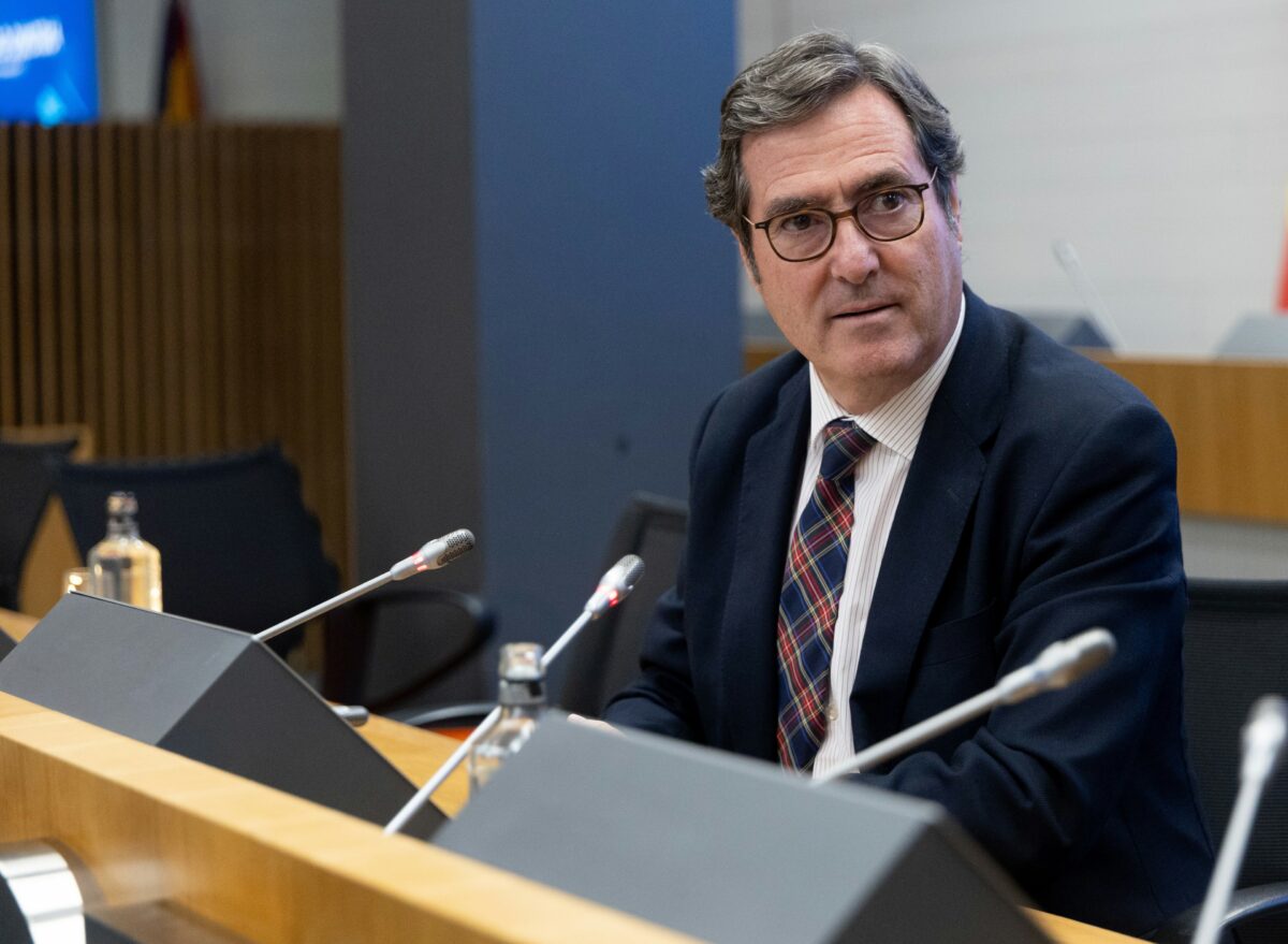Garamendi desafía la legalidad de la huelga general al considerarla una estrategia electoral inapropiada.