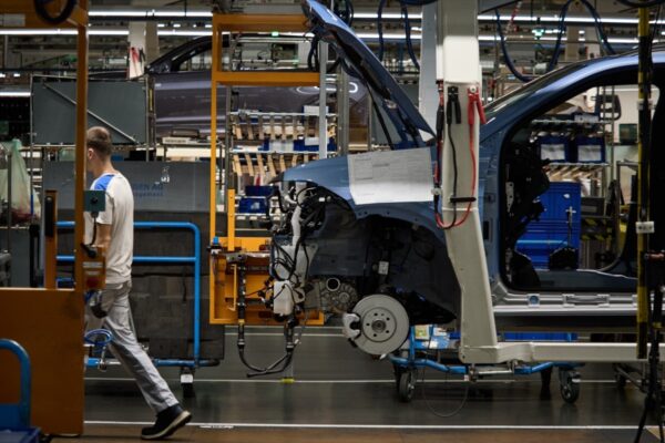Volkswagen anuncia congelación salarial hasta 2030 para optimizar costos