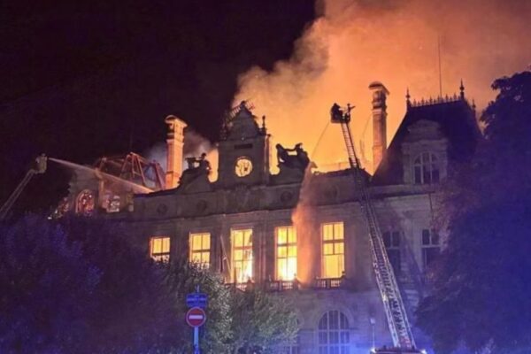Francia establece toques de queda parciales en París y otras ciudades para abordar el aumento de la violencia urbana