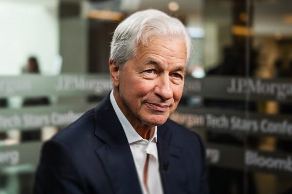 Desarrolla el pensamiento estratégico de Jamie Dimon con IA: Impulsa el liderazgo empresarial.