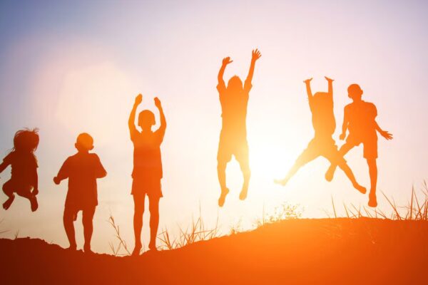 Un estudio revela que una experiencia clave en la infancia proporciona ventajas significativas para los niños.