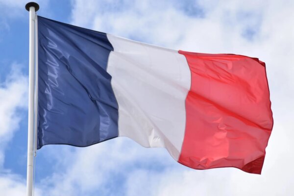 Francia enfrenta la pérdida de miles de empleos juveniles, y los especialistas apuntan a la inteligencia artificial como posible causa