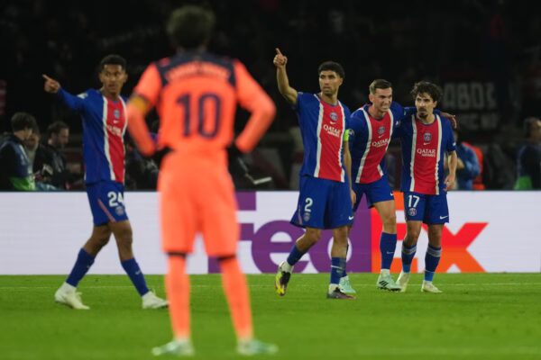 Luis Enrique guía al PSG a la victoria frente al Barcelona, que sufre su primera derrota de la temporada