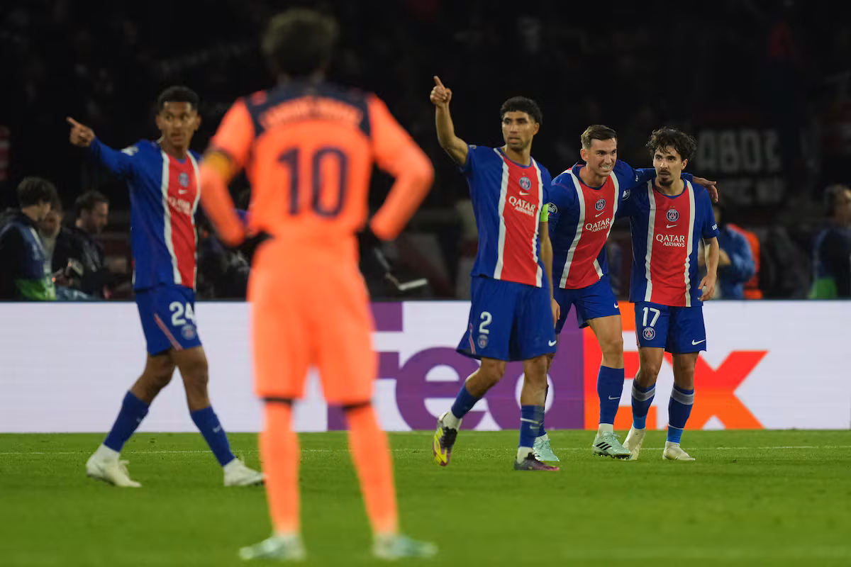 Luis Enrique guía al PSG a la victoria frente al Barcelona, que sufre su primera derrota de la temporada