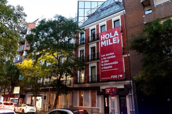 El PSOE celebra el orgullo de ser zurdos con un espectacular despliegue en Ferraz durante la visita de Milei en España