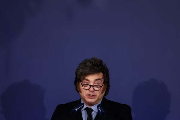 Milei critica a Sánchez en Madrid y exige la salida de los socialistas del poder