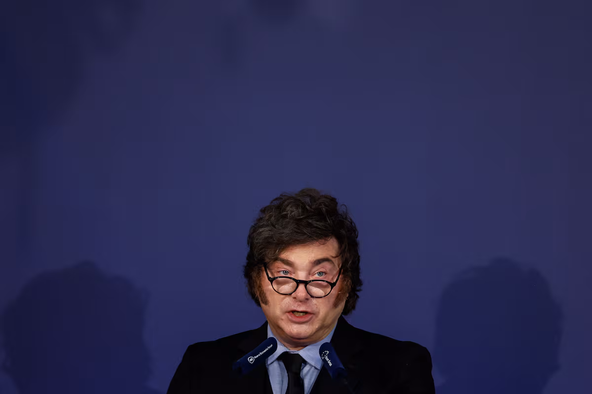 Milei critica a Sánchez en Madrid y exige la salida de los socialistas del poder
