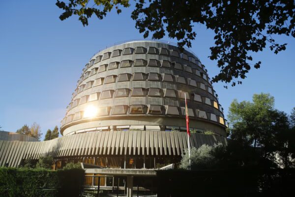 El Tribunal Constitucional desestima el recurso sobre la 'ley de nietos', poniendo en suspenso el futuro de 160,000 votantes españoles.