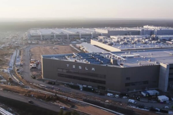 Tesla supera expectativas en resultados, pero su ganancia se ve afectada por nuevos proyectos.