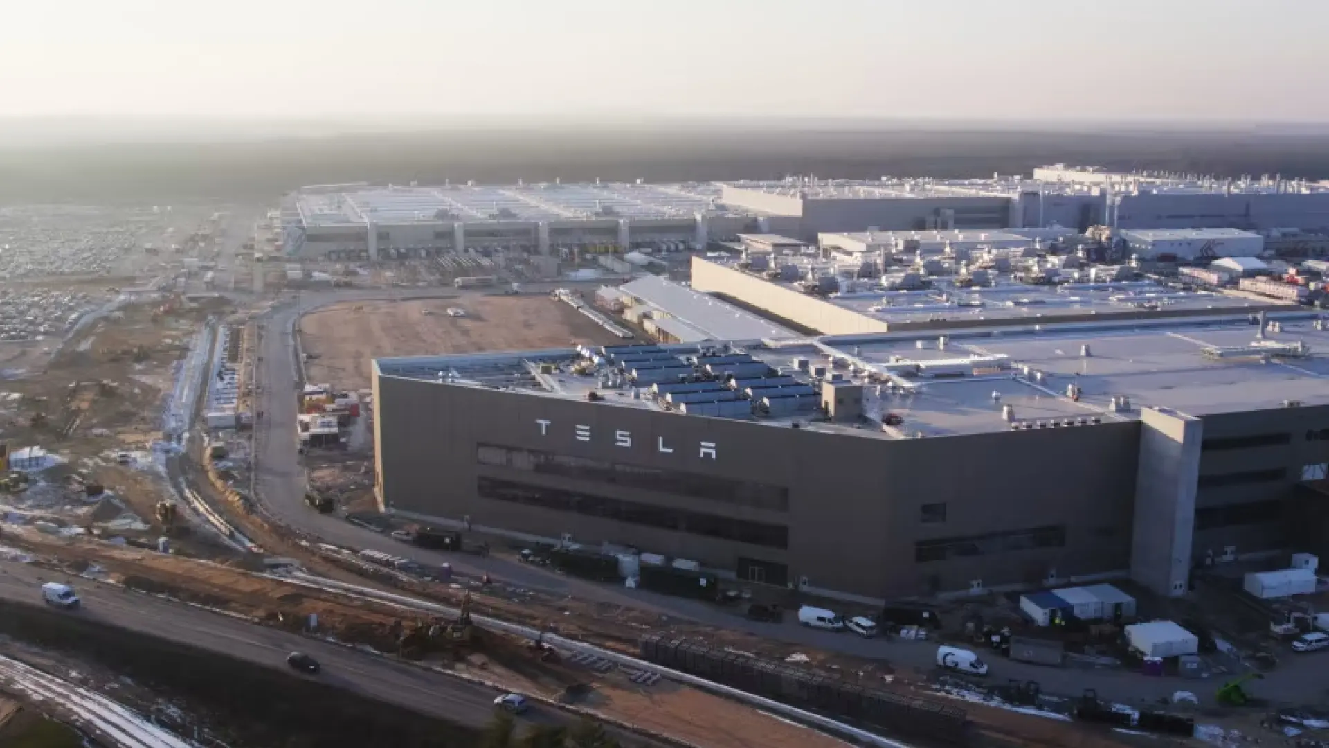 Tesla supera expectativas en resultados, pero su ganancia se ve afectada por nuevos proyectos.