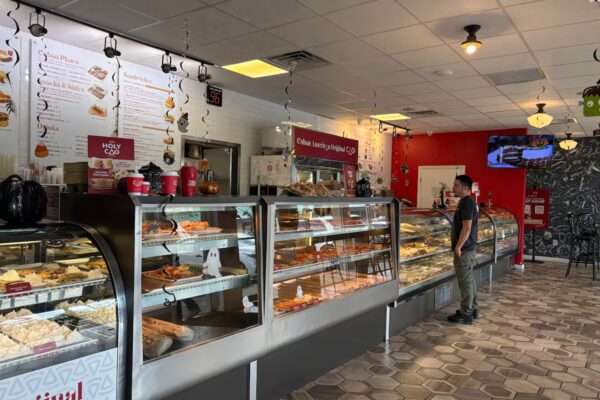 Controversia en Miami: Panadería cubana acoge a candidatos demócratas y genera críticas en el exilio