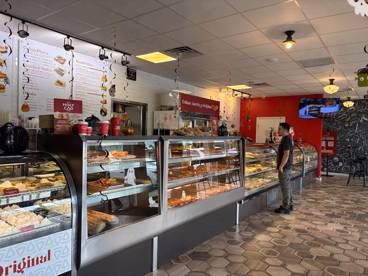 Controversia en Miami: Panadería cubana acoge a candidatos demócratas y genera críticas en el exilio