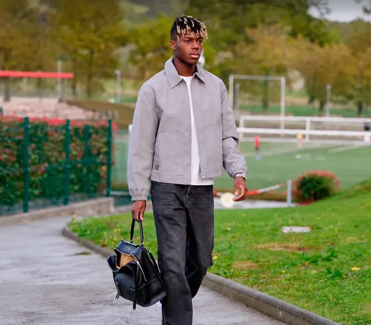 El bolso masculino se convierte en un esencial del otoño 2023.