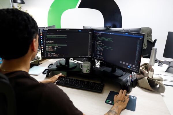 Alertan sobre millones de ataques cibernéticos en horas tras la revelación de vulnerabilidades en miles de sitios web por IA