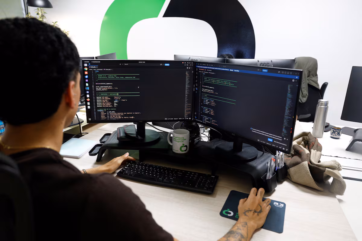 Alertan sobre millones de ataques cibernéticos en horas tras la revelación de vulnerabilidades en miles de sitios web por IA