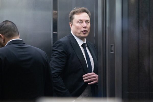 Elon Musk invierte mil millones de dólares en Skydance, según informes.