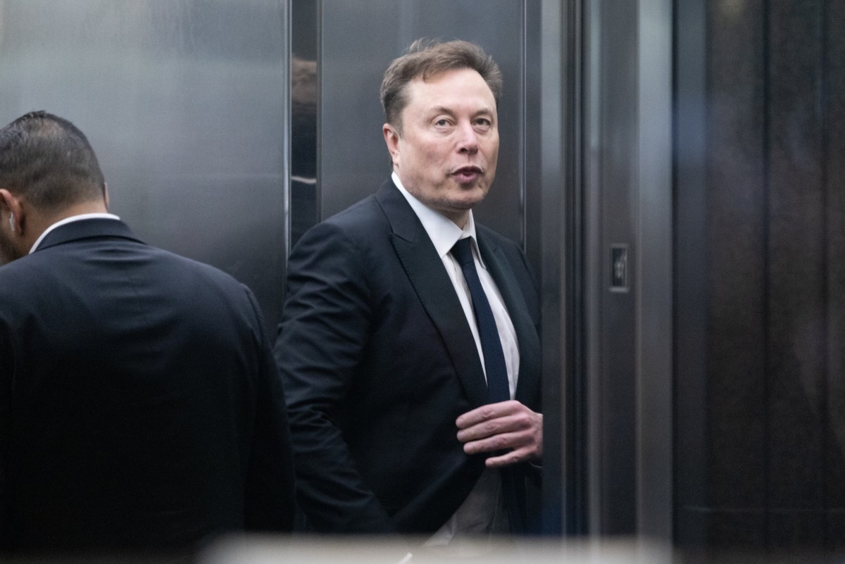 Elon Musk invierte mil millones de dólares en Skydance, según informes.