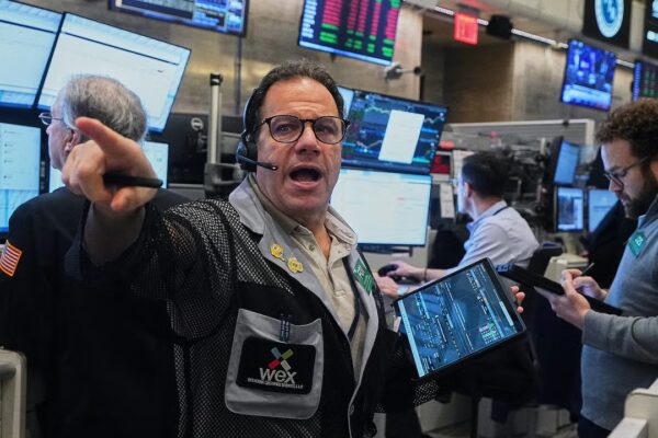 Las acciones de inteligencia artificial caen y los mercados globales retroceden ante el incremento del petróleo a su nivel más alto en cinco meses