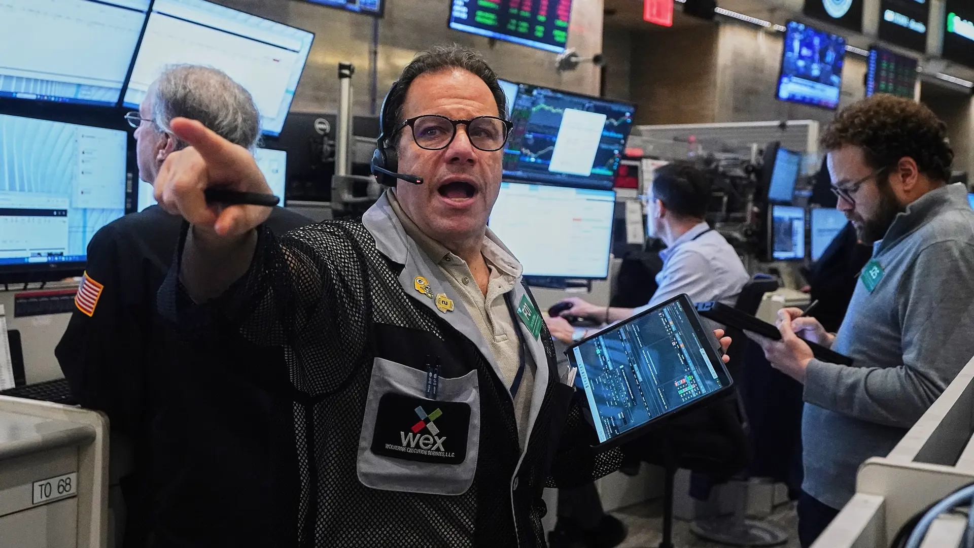 Dow Jones termina al alza mientras Wall Street enfrenta caídas impulsadas por la IA, lideradas por Meta y Nvidia.