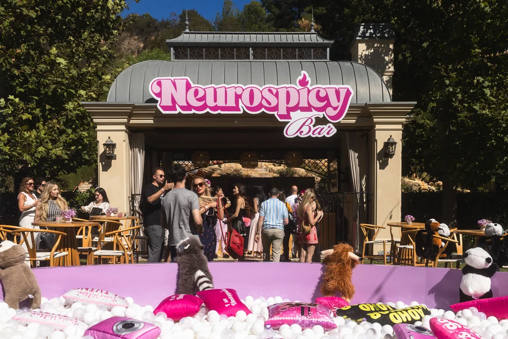 Descubre la exclusiva fiesta en casa de Paris Hilton para celebridades y creadores con TDAH