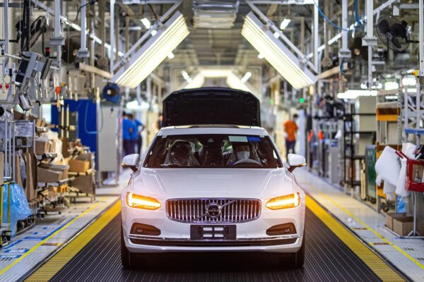 Volvo Cars experimenta una caída significativa en el mercado bursátil.