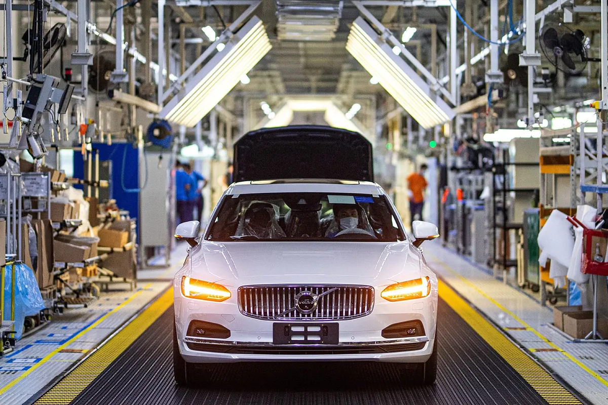 Volvo Cars experimenta una caída significativa en el mercado bursátil.