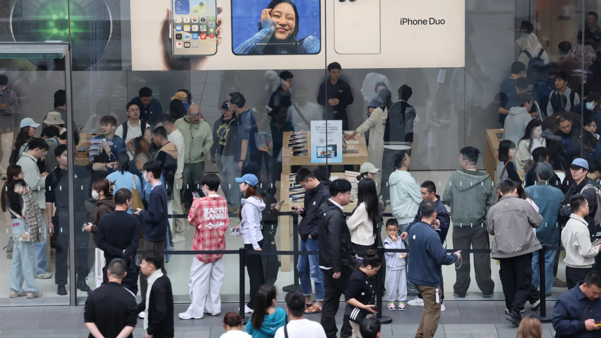 Apple celebra 25 años de innovación: largas filas en sus tiendas por el lanzamiento del iPhone Duo