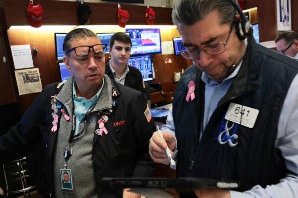 Dow Jones cae en Wall Street, pero cierra la semana en positivo impulsado por el petróleo que supera los 117 dólares.