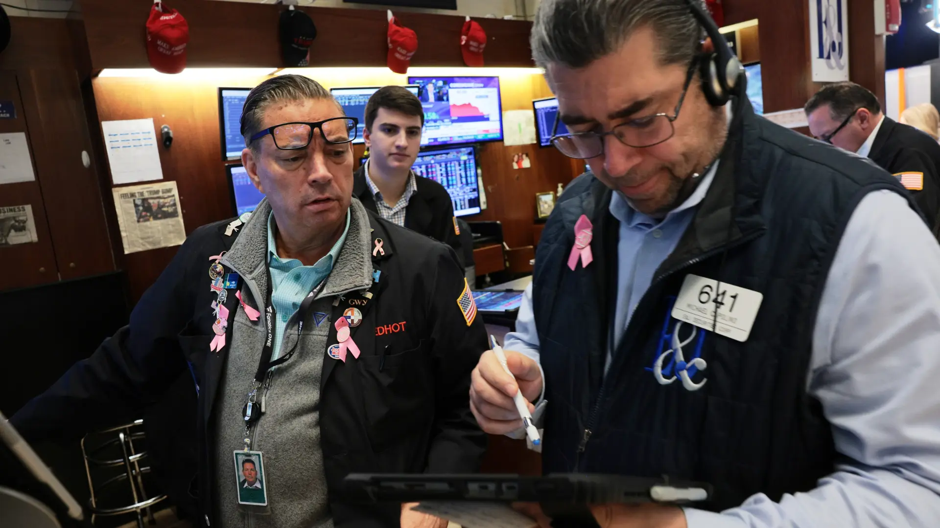 Dow Jones cae en Wall Street, pero cierra la semana en positivo impulsado por el petróleo que supera los 117 dólares.