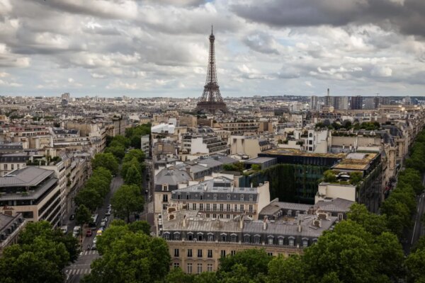 Moody's mantiene la calificación de la deuda francesa, pero establece requisitos para su sostenibilidad económica.