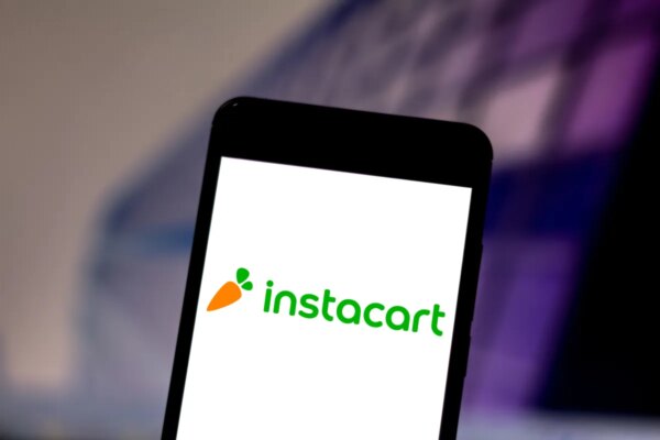 Instacart explora la posibilidad de fusión con DoorDash y Uber en un movimiento estratégico