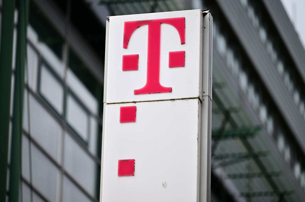 Deutsche Telekom gana un contrato de 400 millones para desarrollar la nube soberana de Cataluña, superando a Telefónica.