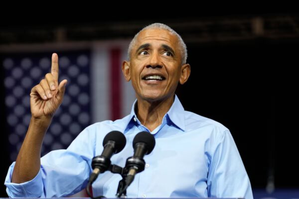 Obama retoma su participación en la política electoral y critica fuertemente a Trump y Ramaswamy por sus actitudes "indecentes" y "crueles"