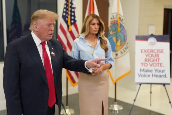 Trump ejerce su derecho al voto en Palm Beach a solo 10 días de las elecciones intermedias, a pesar de sus críticas al voto anticipado y postal.