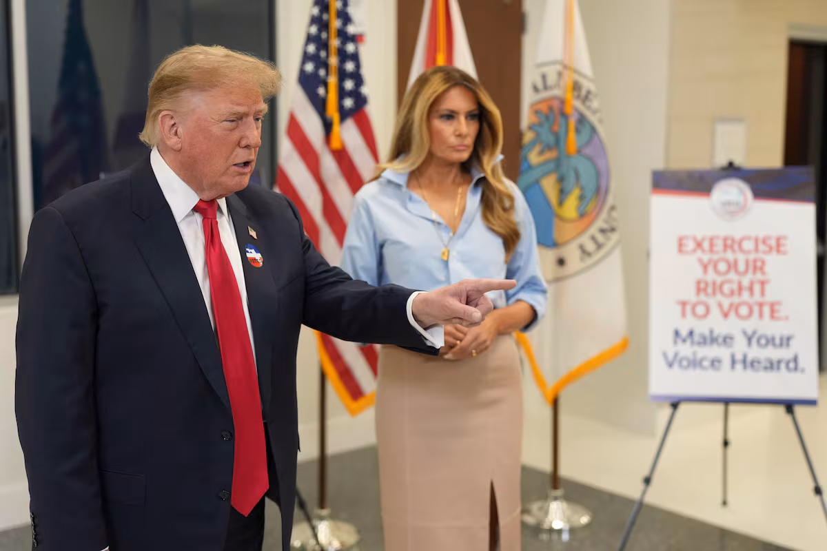 Trump ejerce su derecho al voto en Palm Beach a solo 10 días de las elecciones intermedias, a pesar de sus críticas al voto anticipado y postal.