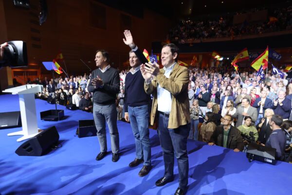 Feijóo cuestiona la alternancia política: "¿Es Sánchez quien continúa en el poder?"