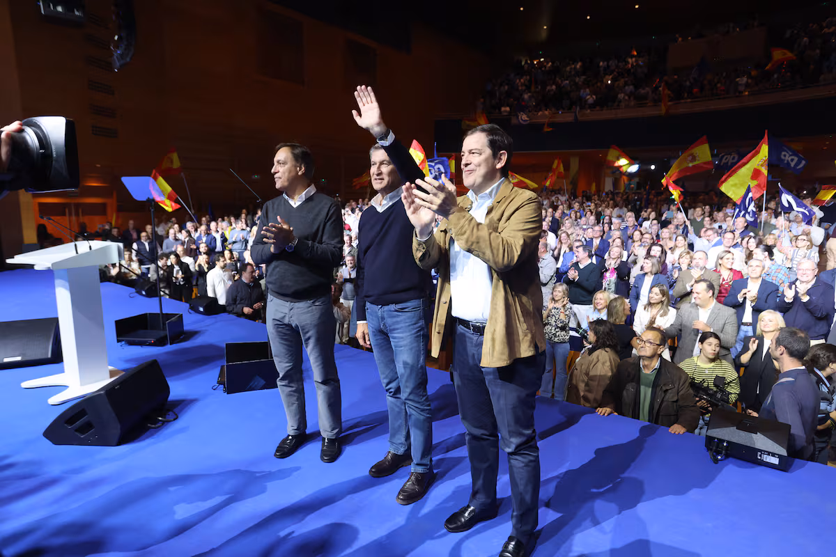 Feijóo cuestiona la alternancia política: "¿Es Sánchez quien continúa en el poder?"